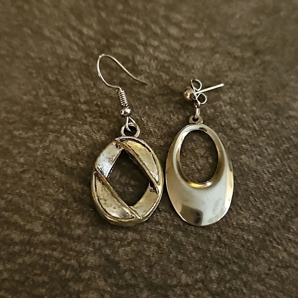 3/$30 Vintage Mismatched Silvertone Oval Dangle Earrings